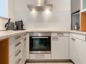 Køleskab, ovn, opvaskemaskine, kaffe-/temaskine