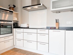 Fridge, oven, dishwasher, coffee/tea maker