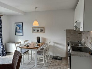 Fridge, microwave, oven, dishwasher - Hahn vacation apartment (Friedrichskoog)