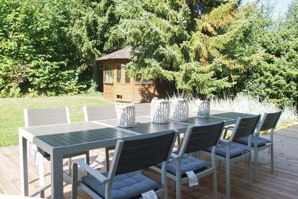 Outdoor dining