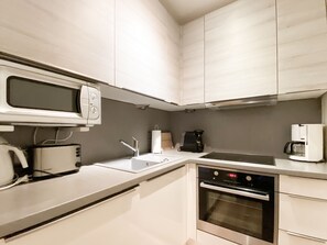 Refrigerador, microondas, horno y cafetera y tetera