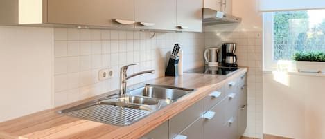Jääkaappi, mikroaaltouuni, uuni, astianpesukone