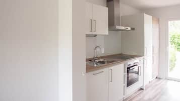 Kühlschrank, Ofen, Geschirrspüler, Wasserkocher mit Kaffee-/Teezubehör