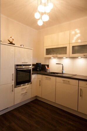 Kühlschrank, Mikrowelle, Geschirrspüler, Wasserkocher