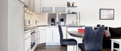 Geladeira, micro-ondas, fogão, lava-louças