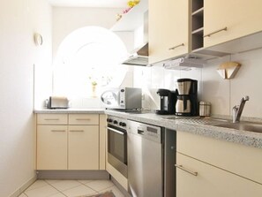 Kühlschrank, Mikrowelle, Ofen, Geschirrspüler