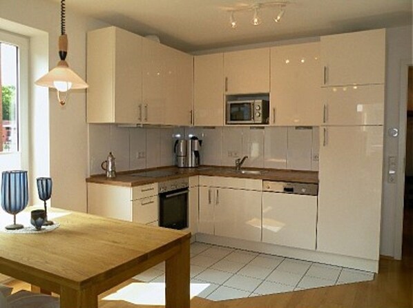 Kühlschrank, Mikrowelle, Ofen, Geschirrspüler