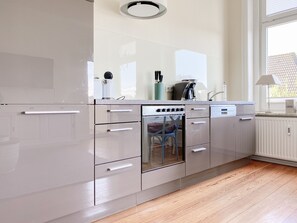 Kühlschrank, Geschirrspüler, Wasserkocher mit Kaffee-/Teezubehör
