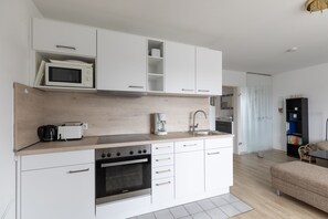 Kühlschrank, Mikrowelle, Ofen, Geschirrspüler