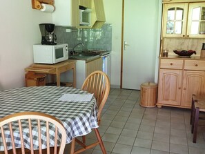 Kühlschrank, Mikrowelle, Herdplatte, Wasserkocher mit Kaffee-/Teezubehör