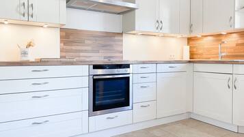 Kühlschrank, Mikrowelle, Ofen, Geschirrspüler