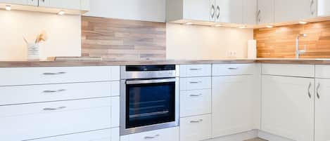 Een koelkast, een magnetron, een oven, een vaatwasser
