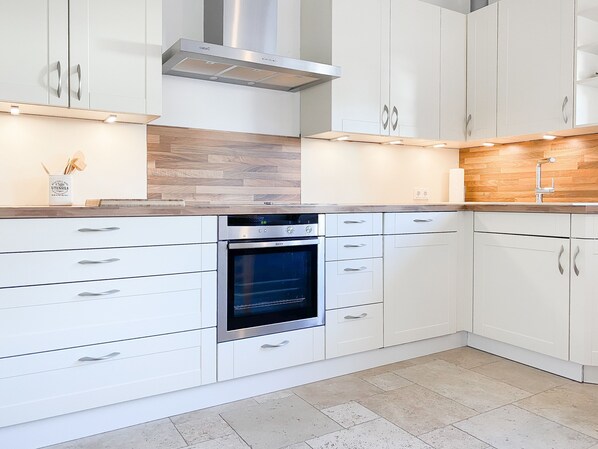 Kühlschrank, Mikrowelle, Ofen, Geschirrspüler