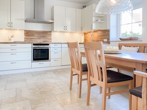 Kühlschrank, Mikrowelle, Ofen, Geschirrspüler