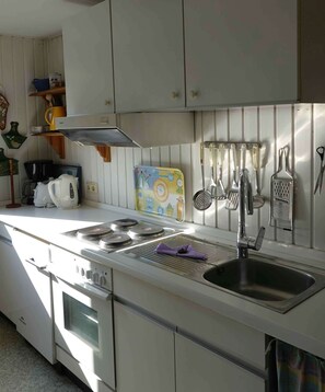 Kühlschrank, Geschirrspüler, Wasserkocher mit Kaffee-/Teezubehör