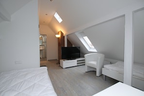 1 bedroom, travel crib, WiFi