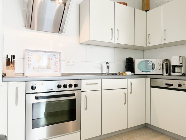 ثلاجة، ميكروويف، فرن، غسالة أطباق