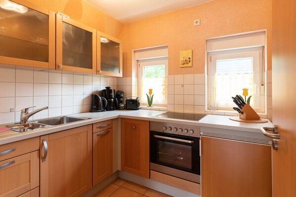 Kühlschrank, Mikrowelle, Ofen, Geschirrspüler
