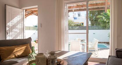 The house is located in the coastal town of Luz de Tavira, close to the sea
