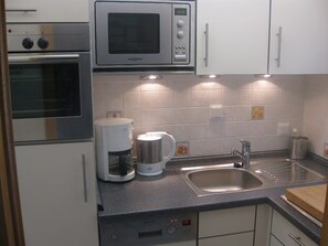Kühlschrank, Mikrowelle, Ofen, Geschirrspüler