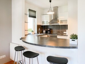 Kühlschrank, Ofen, Geschirrspüler, Wasserkocher mit Kaffee-/Teezubehör