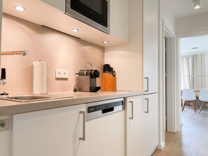 Køleskab, mikrobølgeovn, opvaskemaskine, kaffe-/temaskine