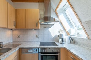 Kühlschrank, Ofen, Geschirrspüler, Wasserkocher mit Kaffee-/Teezubehör