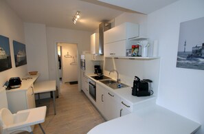 Kühlschrank, Mikrowelle, Ofen, Geschirrspüler