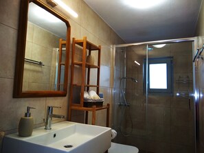 Baignoire, sèche-cheveux, serviettes fournies, savon