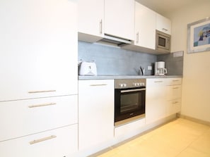 Kühlschrank, Mikrowelle, Ofen, Geschirrspüler