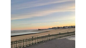Beach - Spacious House on the main Margate Sands with a walk to the station (Margate)