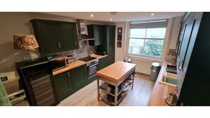 Private kitchen - Spacious House on the main Margate Sands with a walk to the station (Margate)