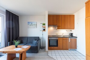 KĂŒhlschrank, Ofen, Wasserkocher mit Kaffee-/Teezubehör, Wasserkocher