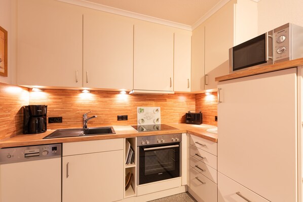 Kühlschrank, Mikrowelle, Ofen, Geschirrspüler