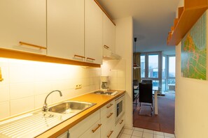 Kühlschrank, Wasserkocher mit Kaffee-/Teezubehör, Wasserkocher, Toaster