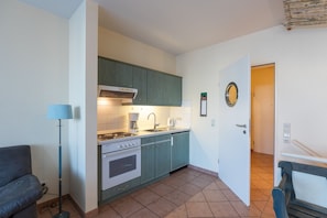 Kühlschrank, Ofen, Wasserkocher mit Kaffee-/Teezubehör, Wasserkocher