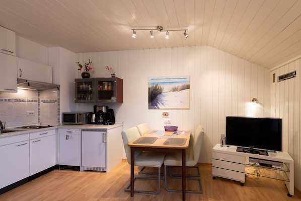 Mikrobølgeovn, opvaskemaskine, elkedel, højstol