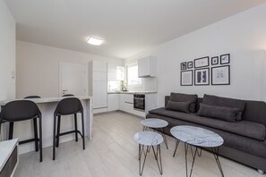 Apartamento, 1 habitación, terraza | Zona de estar | Televisión de pantalla plana de 48 cm con canales por satélite