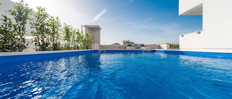 Una piscina al aire libre de temporada