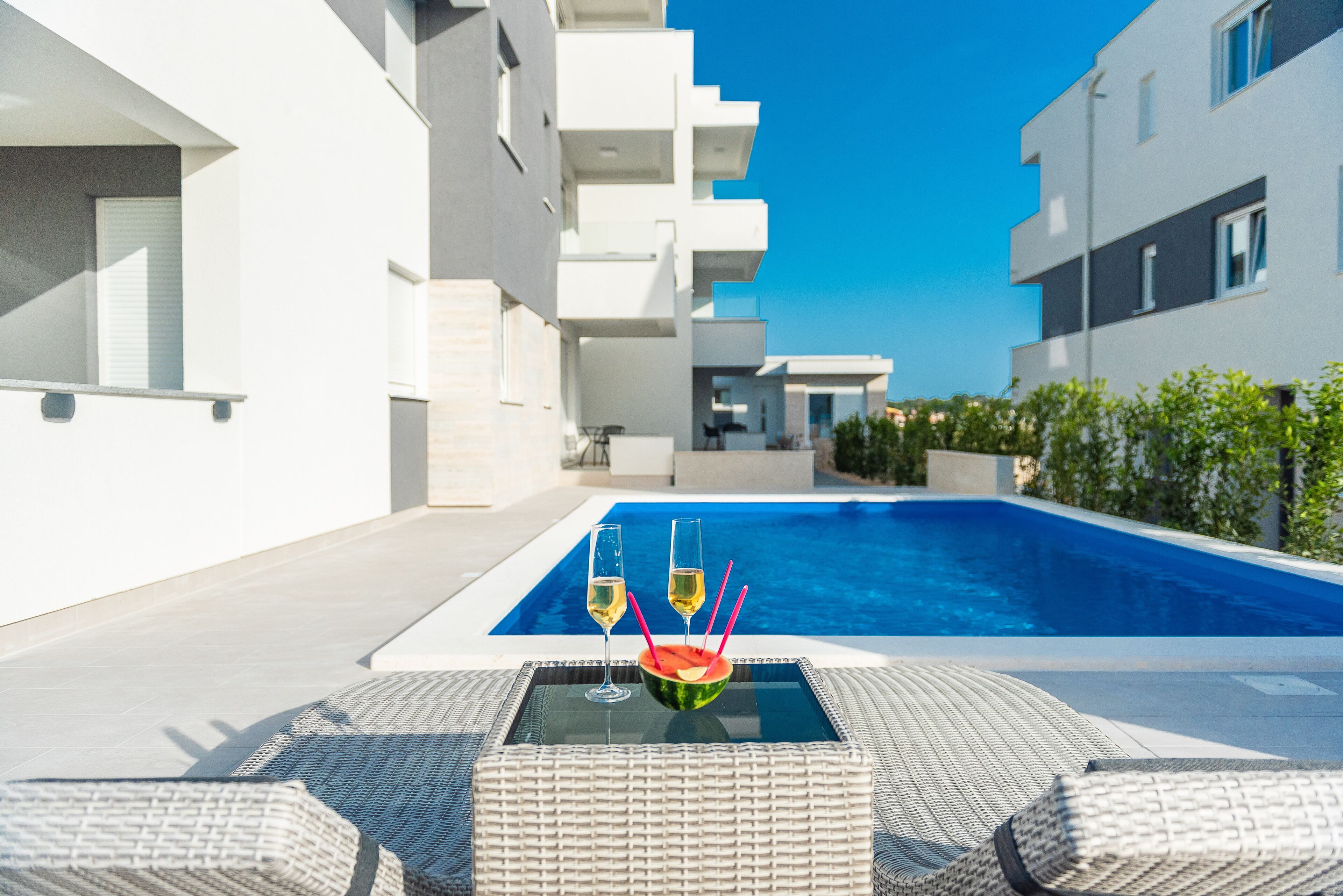 Una piscina al aire libre de temporada