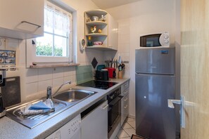 Refrigerador, horno, cafetera y tetera y tetera eléctrica