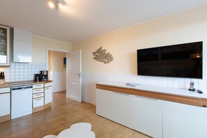 Kühlschrank, Wasserkocher mit Kaffee-/Teezubehör, Toaster, Hochstuhl