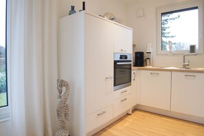 Een koelkast, een magnetron, een oven, een vaatwasser