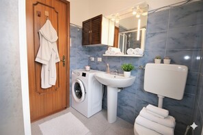 Apartment | Badezimmer | Dusche, Haartrockner, Bidet, Handtücher