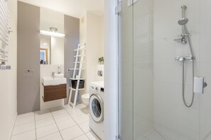 Douche, sèche-cheveux, serviettes fournies, savon