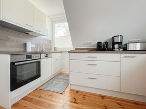 Kühlschrank, Mikrowelle, Ofen, Geschirrspüler