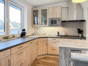 ثلاجة، ميكروويف، فرن، غسالة أطباق