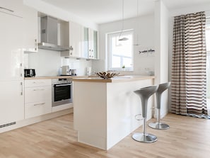 Kühlschrank, Ofen, Geschirrspüler, Wasserkocher mit Kaffee-/Teezubehör