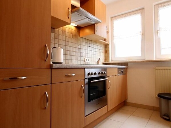 Kühlschrank, Mikrowelle, Ofen, Geschirrspüler