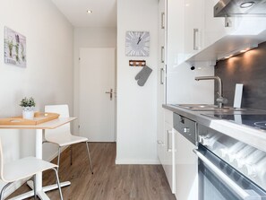 Kühlschrank, Mikrowelle, Ofen, Geschirrspüler